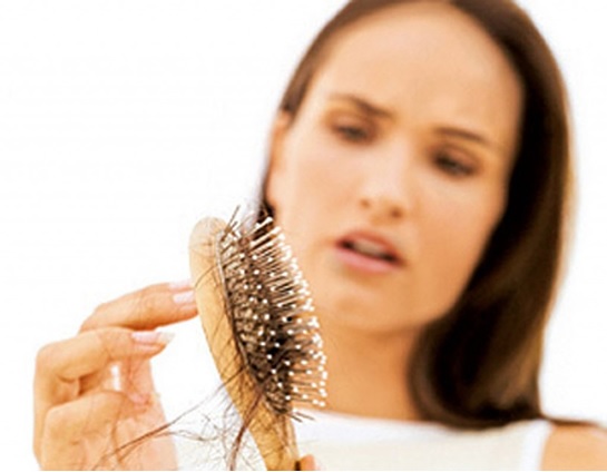 Quais são as causas da queda de cabelo feminina?